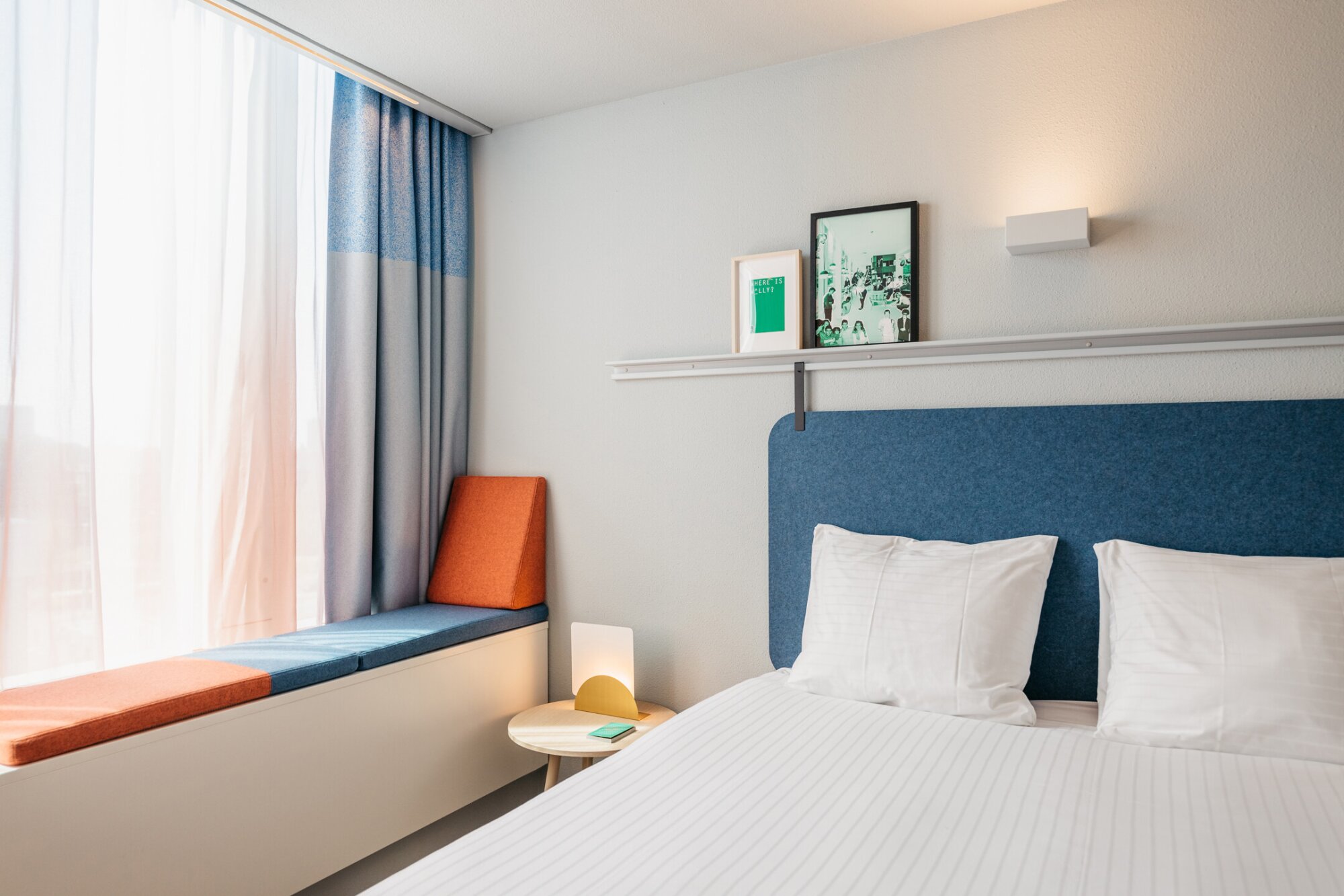 Comfort Double hotel room at Hotel Casa Amsterdam with a comfortable double bed and a relaxing seating area by the window.