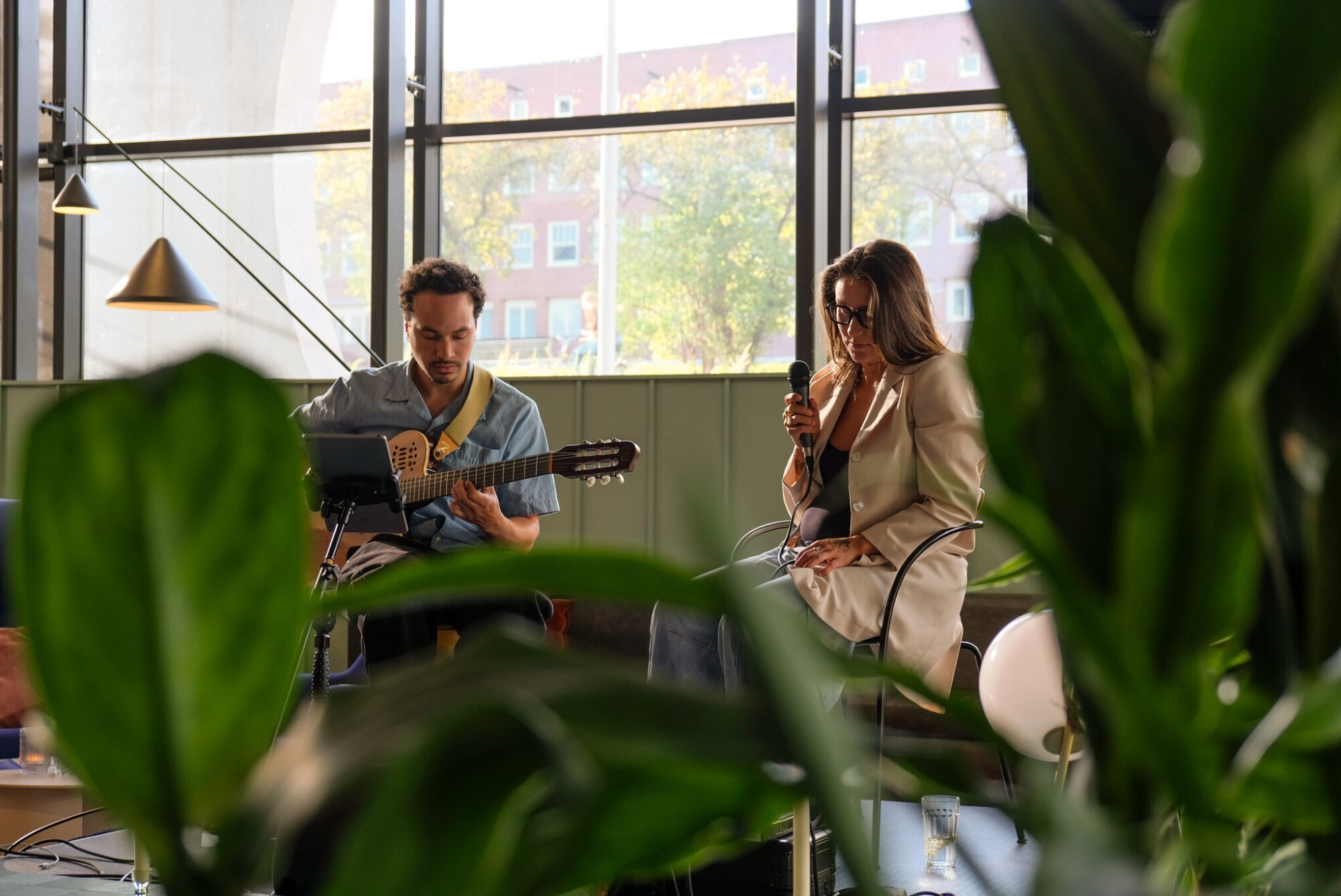 Live music during Oyster Night in Restaurant EAST.