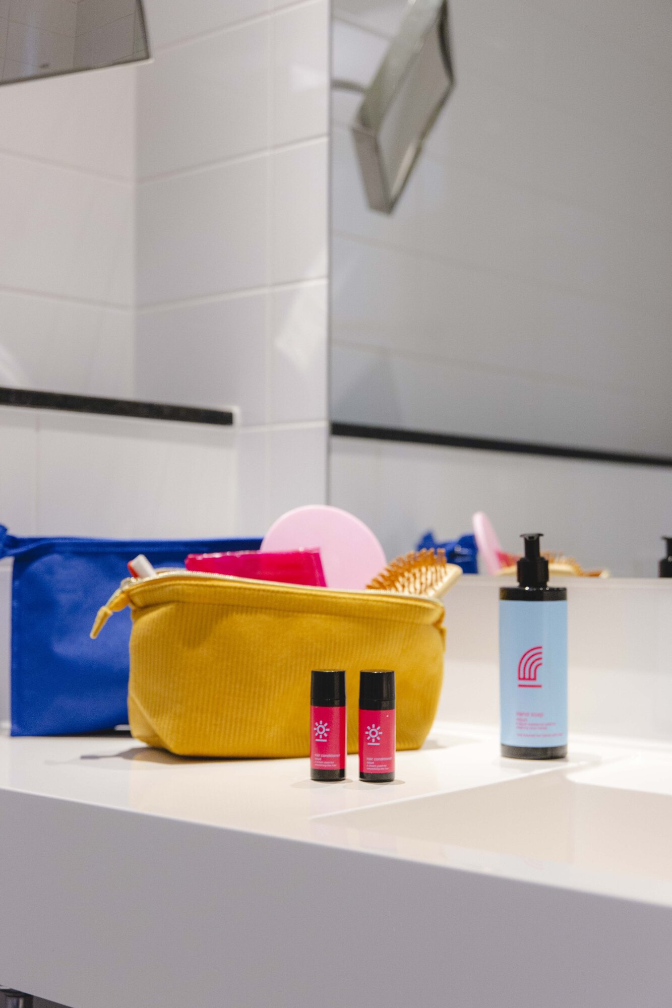 Modern bathroom with free toiletries, soap and towels at Hotel Casa Amsterdam.